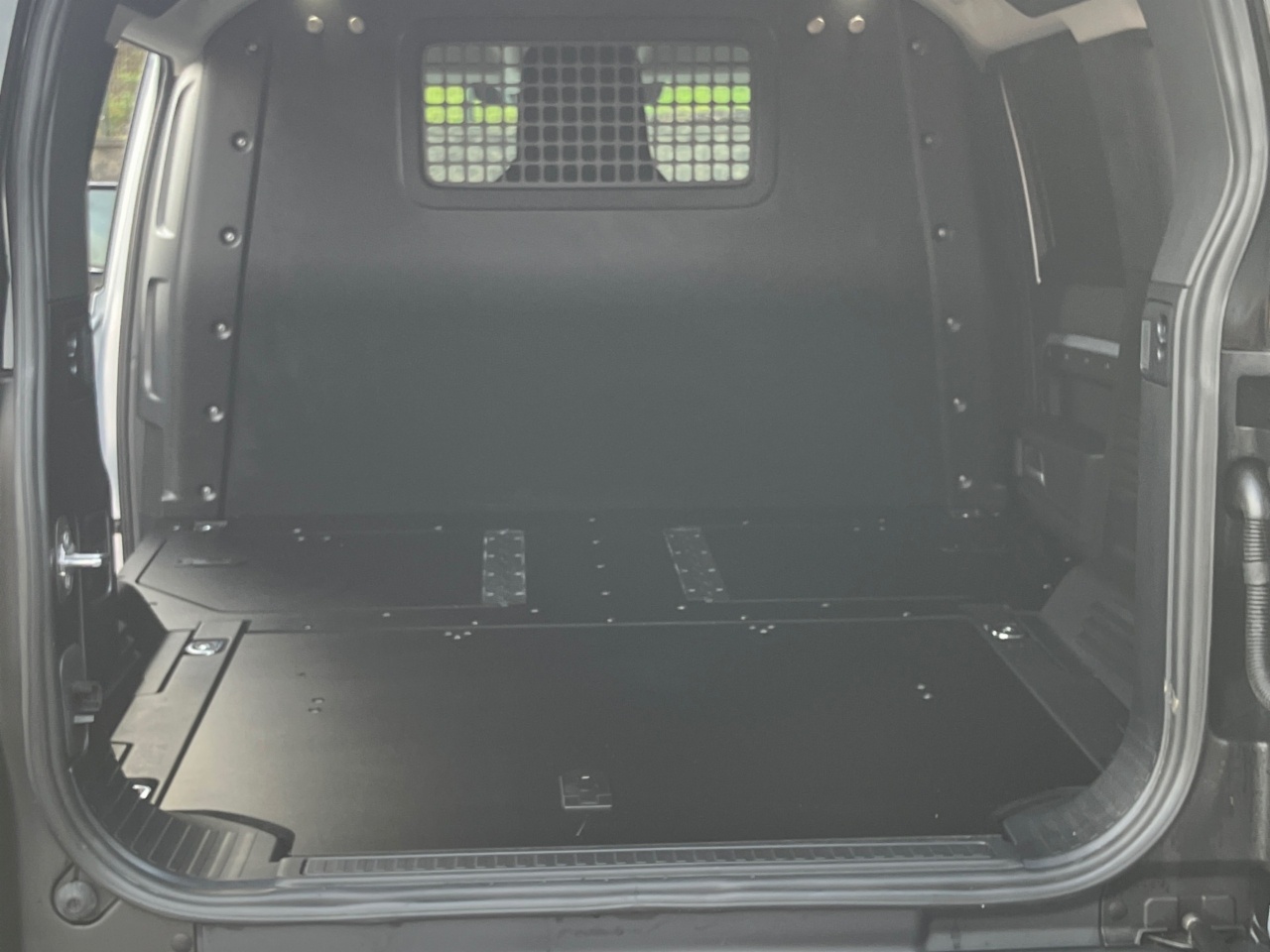 Land Rover Defender DEFENDER 110 3.0 D HARD TOP SE (Remainder of 5 Manufacturer Warranty)