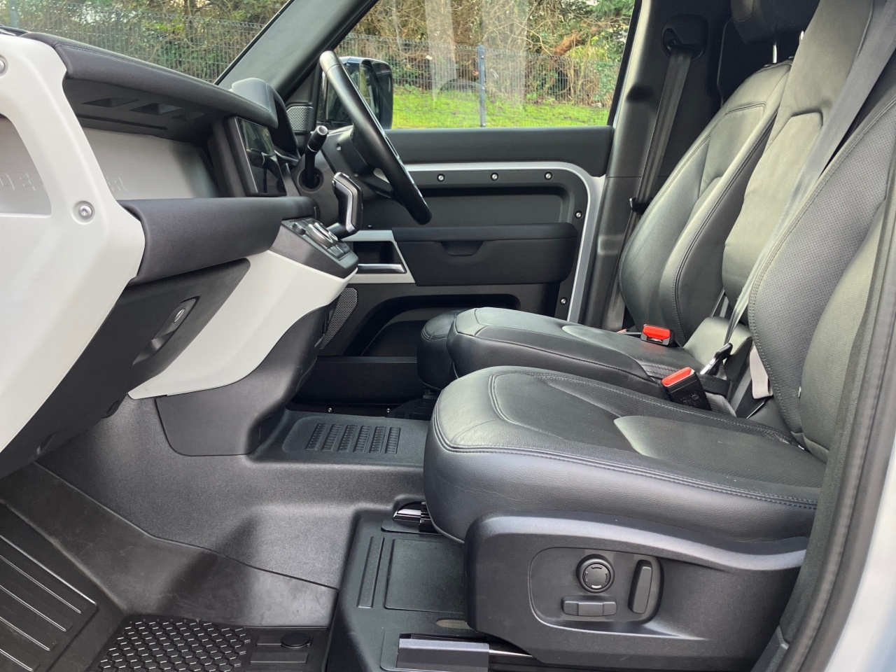 Land Rover Defender DEFENDER 110 3.0 D HARD TOP SE (Remainder of 5 Manufacturer Warranty)