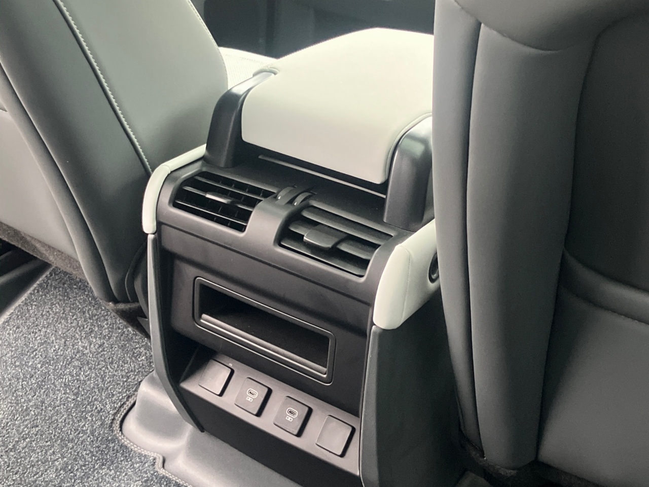 Land Rover Defender 110 2.0 Si4 PHEV 300 PS S Campaign (Remainder of 5 year manufacturer Warranty)