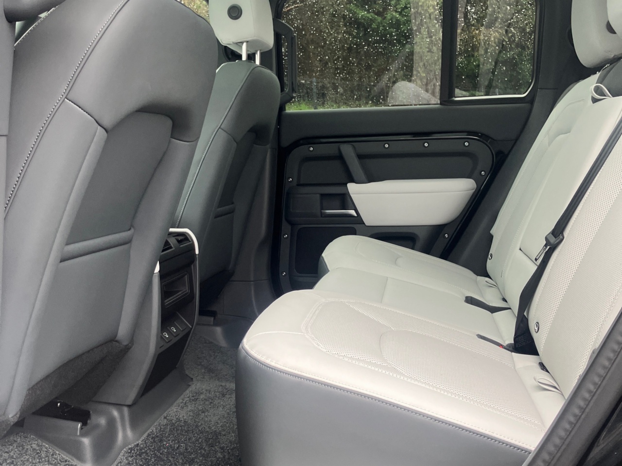 Land Rover Defender 110 2.0 Si4 PHEV 300 PS S Campaign (Remainder of 5 year manufacturer Warranty)