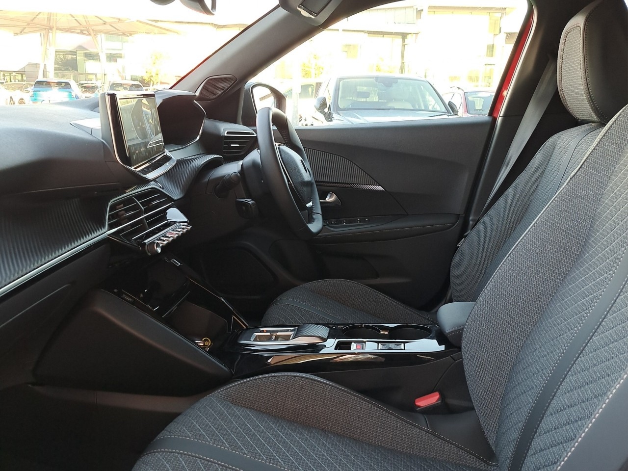 Peugeot 2008 Electric 156bhp (54 kWh) Allure