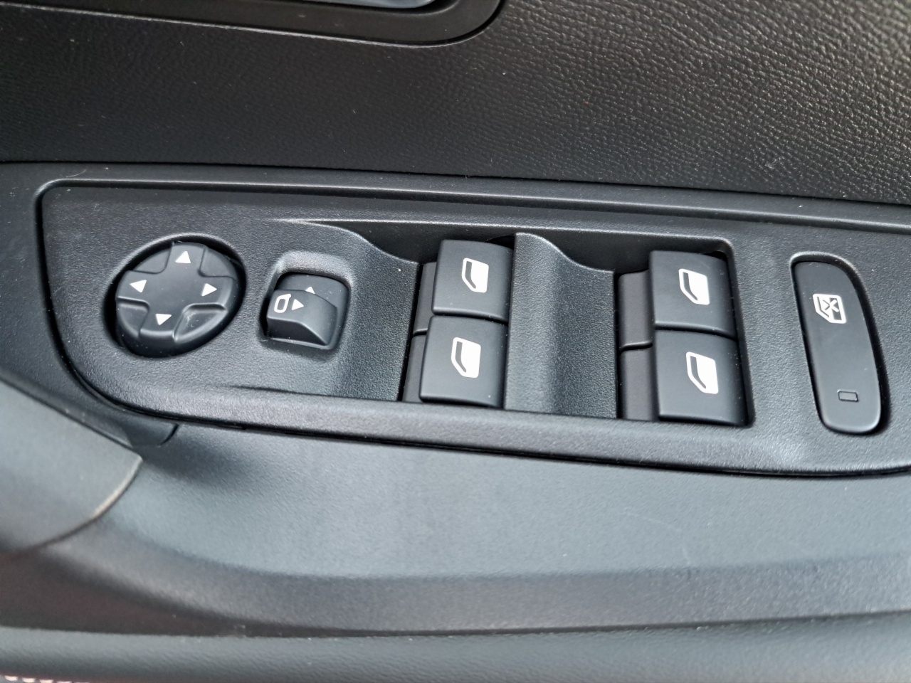 Peugeot 2008 Electric 156bhp (54 kWh) Allure