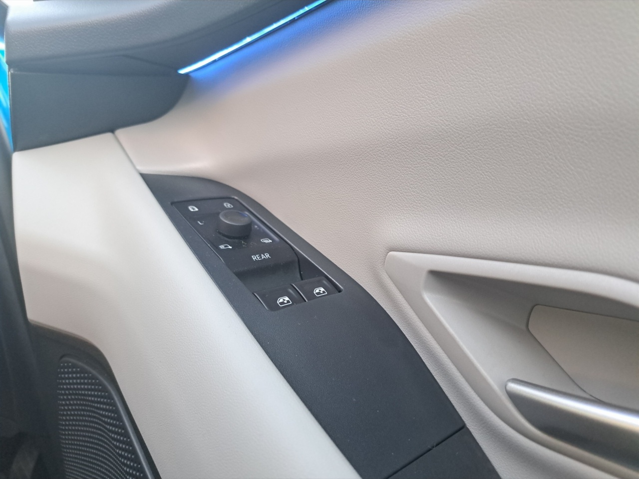 Ford Explorer Premium 77kWh Extended Range RWD.