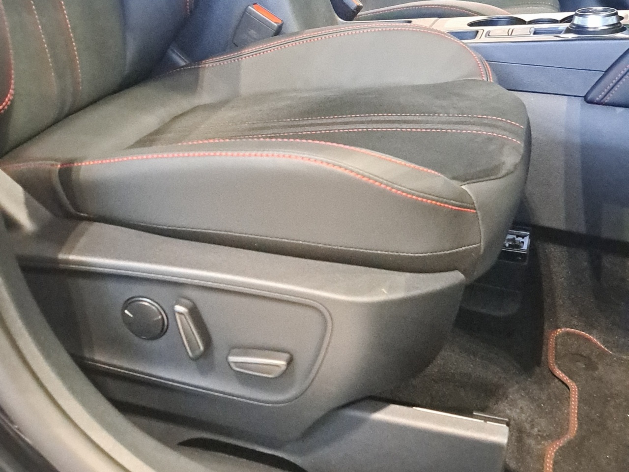 Ford Kuga 2.5 Duratec 243PS Plug-In Hybrid CVT Automatic