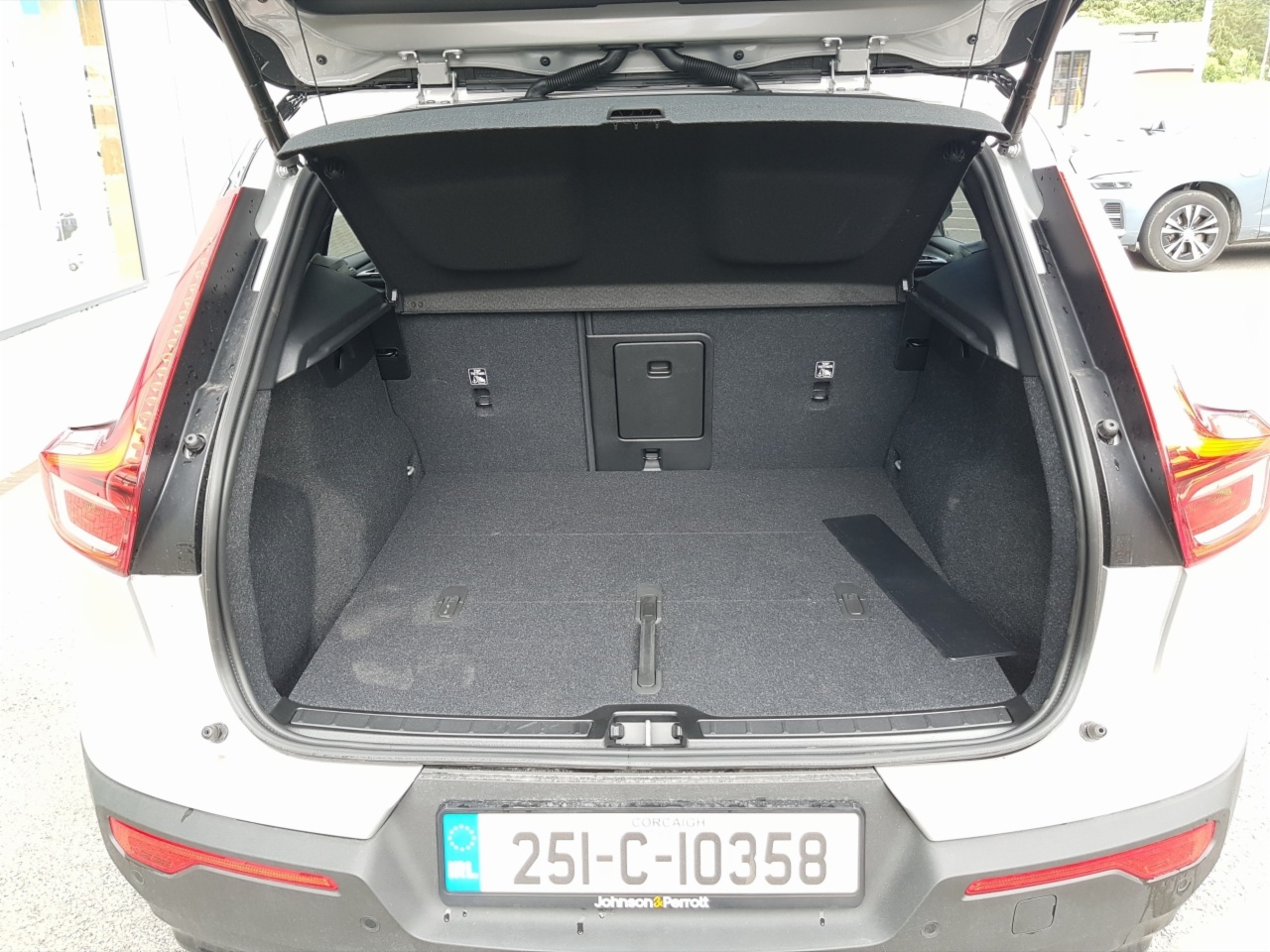 Volvo EX40 82 kWh 252bhp Extended Range Plus (Adaptive Cruise / BLIS / Heated Seats)