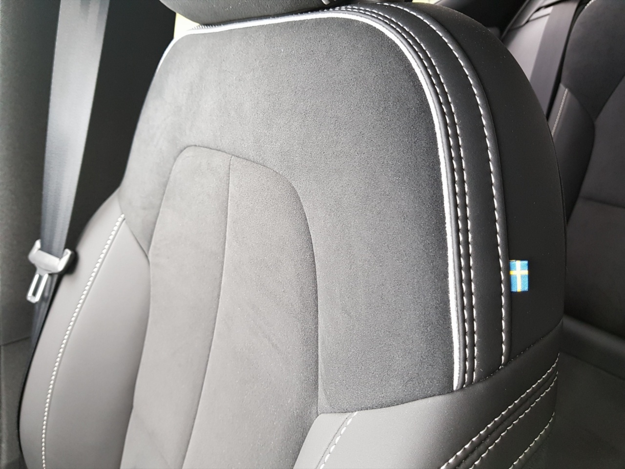 Volvo EX40 82 kWh 252bhp Extended Range Plus (Adaptive Cruise / BLIS / Heated Seats)