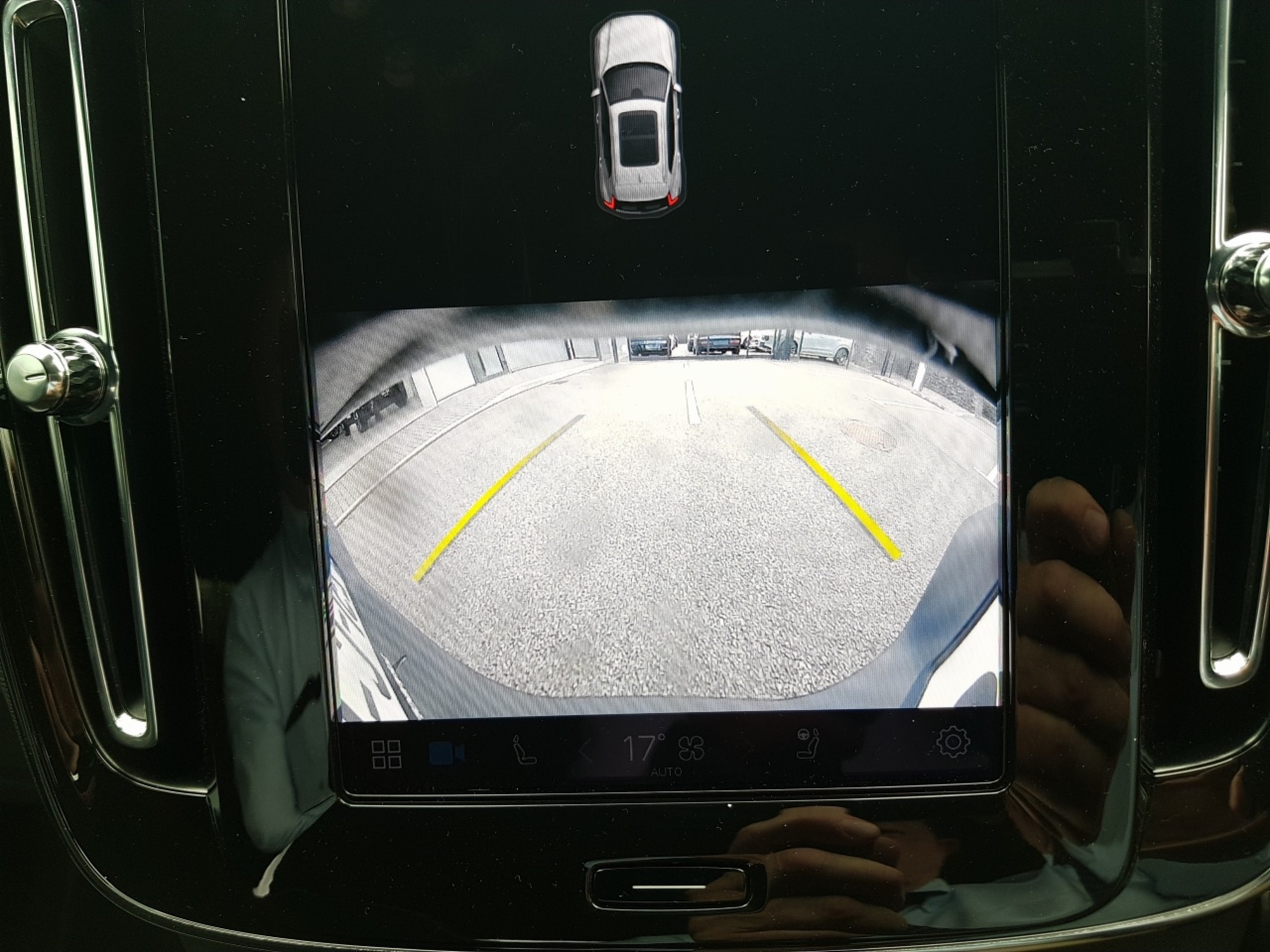 Volvo EX40 82 kWh 252bhp Extended Range Plus (Adaptive Cruise / BLIS / Heated Seats)