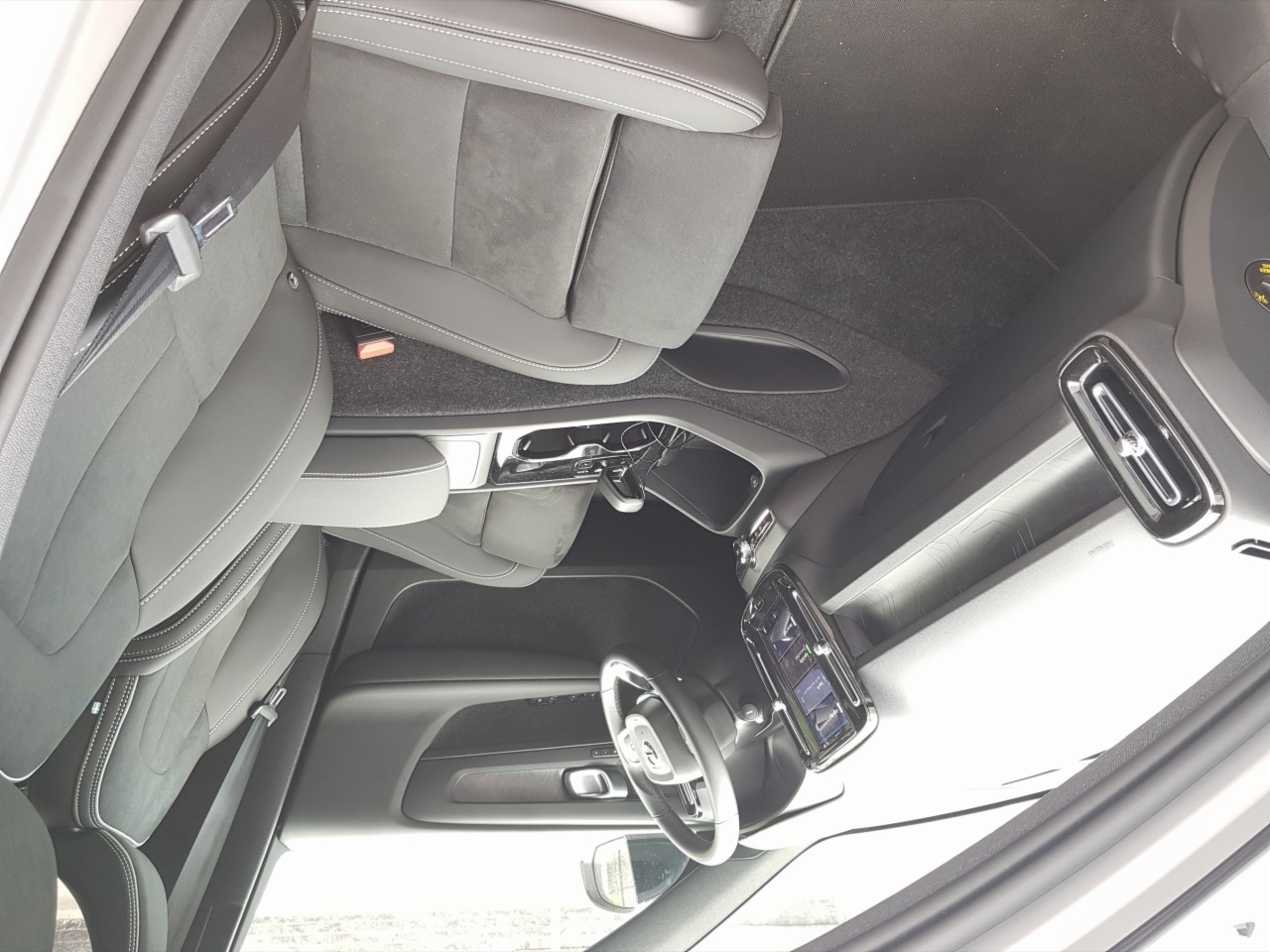 Volvo EX40 82 kWh 252bhp Extended Range Plus (Adaptive Cruise / BLIS / Heated Seats)