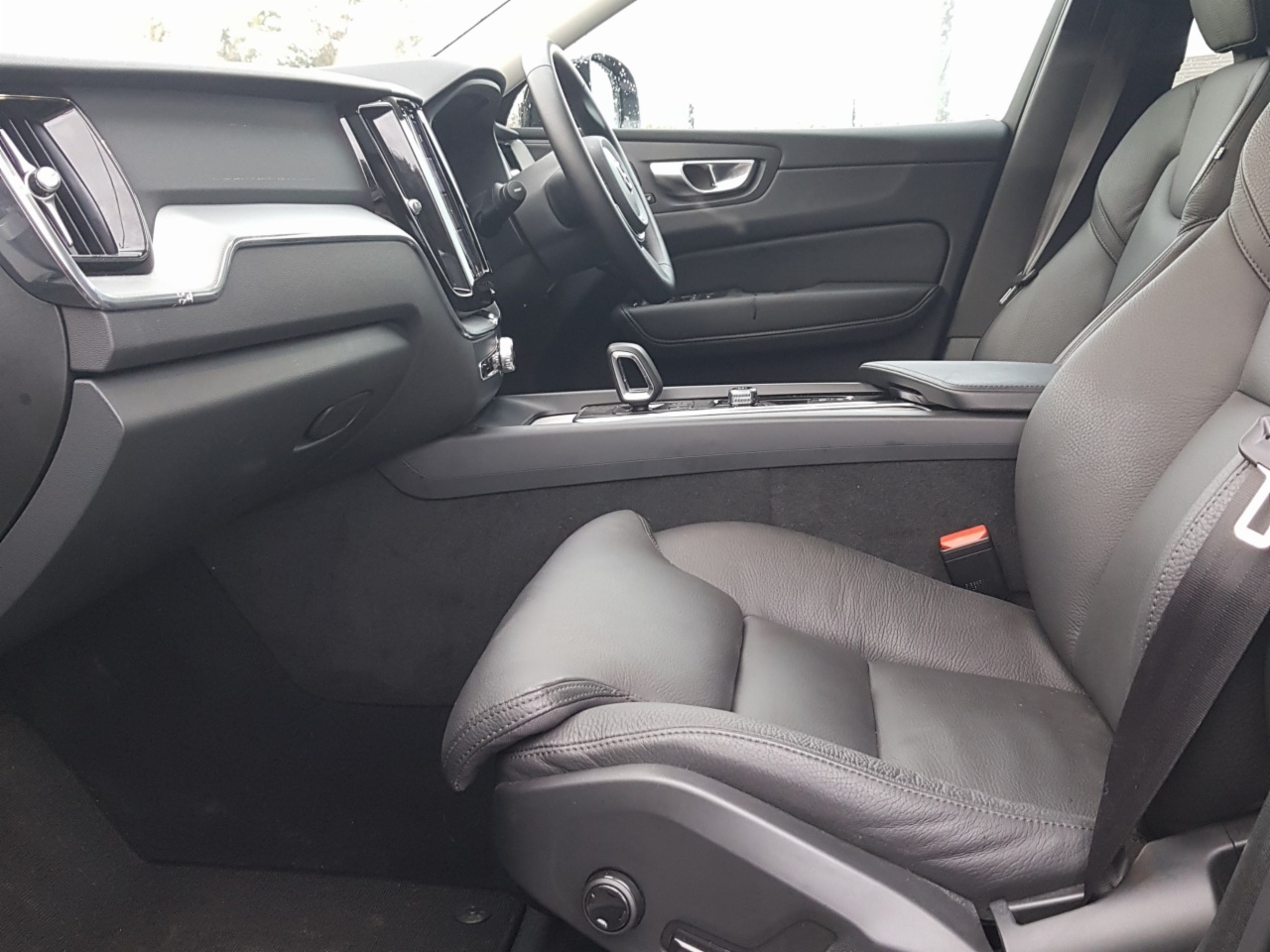 Volvo XC60 T6 360 bhp AWD PHEV Plus Dark (Adaptive Cruise / BLIS / 360 Camera)