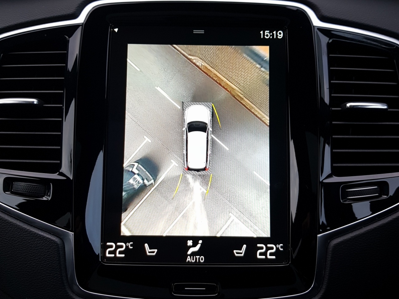 Volvo XC90 T8 390bhp R-Design AWD (360 Camera / Panoramic Sunroof / Adaptive Cruise)