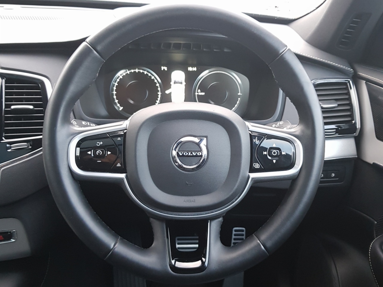 Volvo XC90 T8 390bhp R-Design AWD (360 Camera / Panoramic Sunroof / Adaptive Cruise)