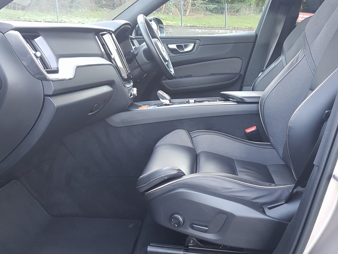 Volvo XC60 T6 350hp AWD Plus Dark PHEV (BLIS/ 360 Camera / Adaptive Cruise)