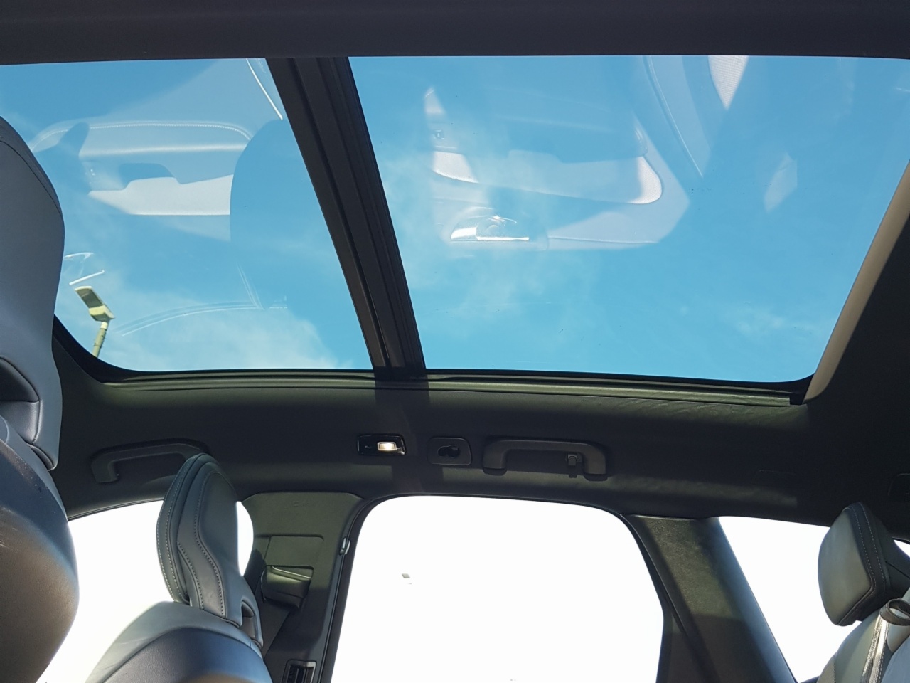 Volvo XC60 T6 350hp AWD PHEV Plus Dark (Two Year Volvo Selekt Warranty + Two Years Servicing)