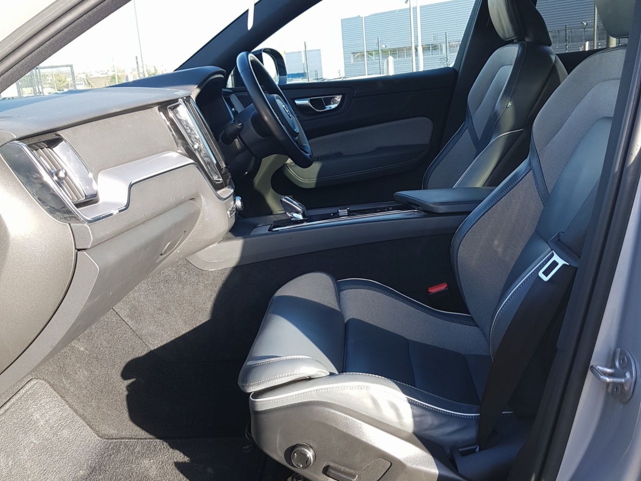 Volvo XC60 T6 350hp AWD PHEV Plus Dark (Two Year Volvo Selekt Warranty + Two Years Servicing)