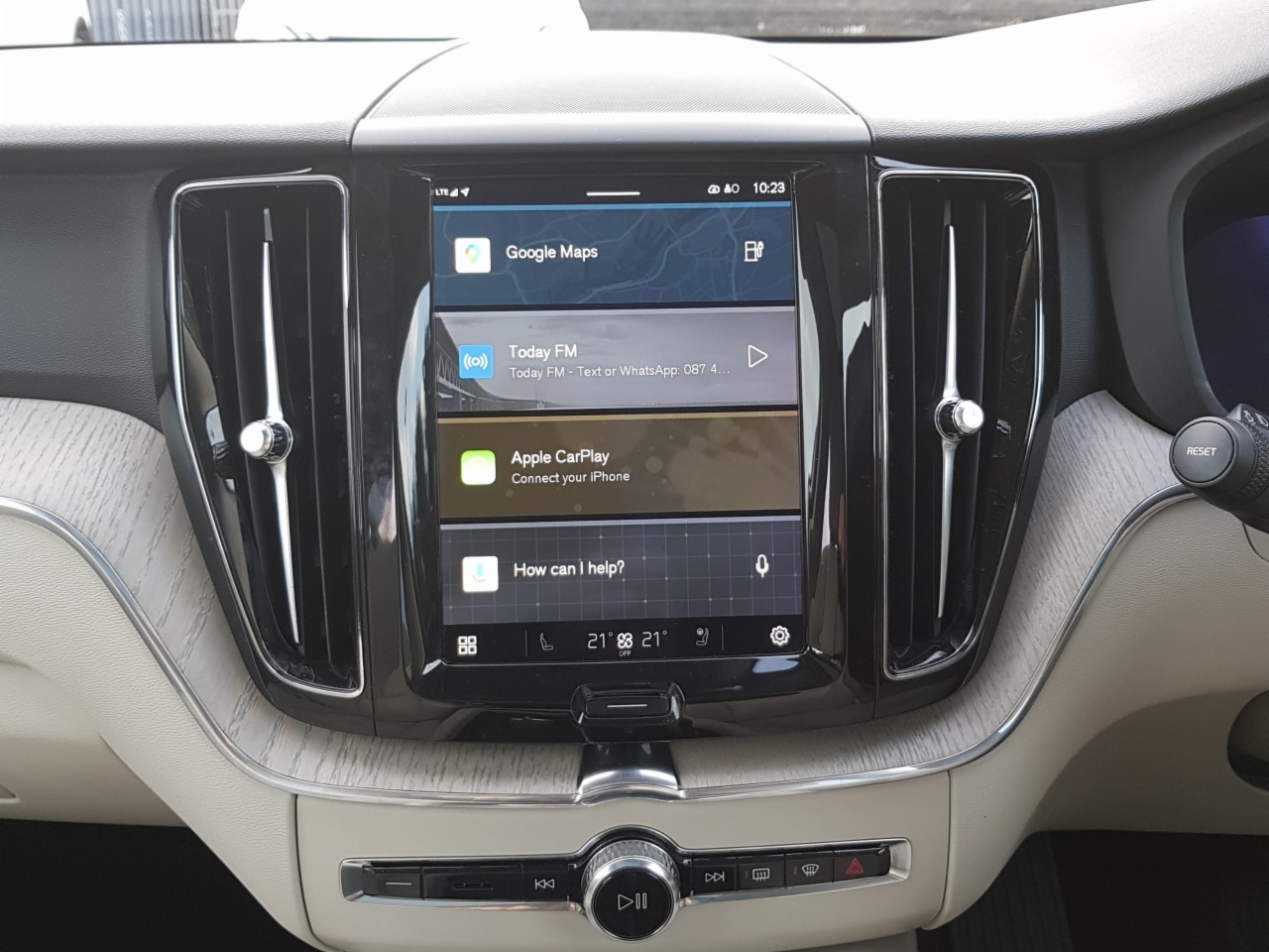 Volvo XC60 T6 350bhp AWD PHEV Plus Bright (Two Year Warranty + Two Year Service Plan)