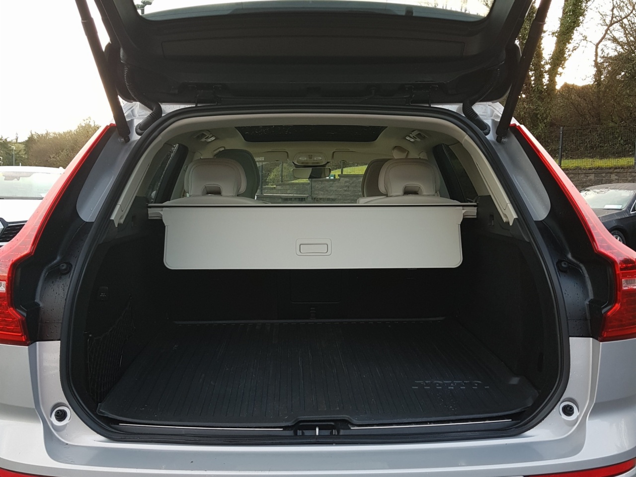 Volvo XC60 T6 350bhp AWD PHEV Plus Bright (Two Year Warranty + Two Year Service Plan)