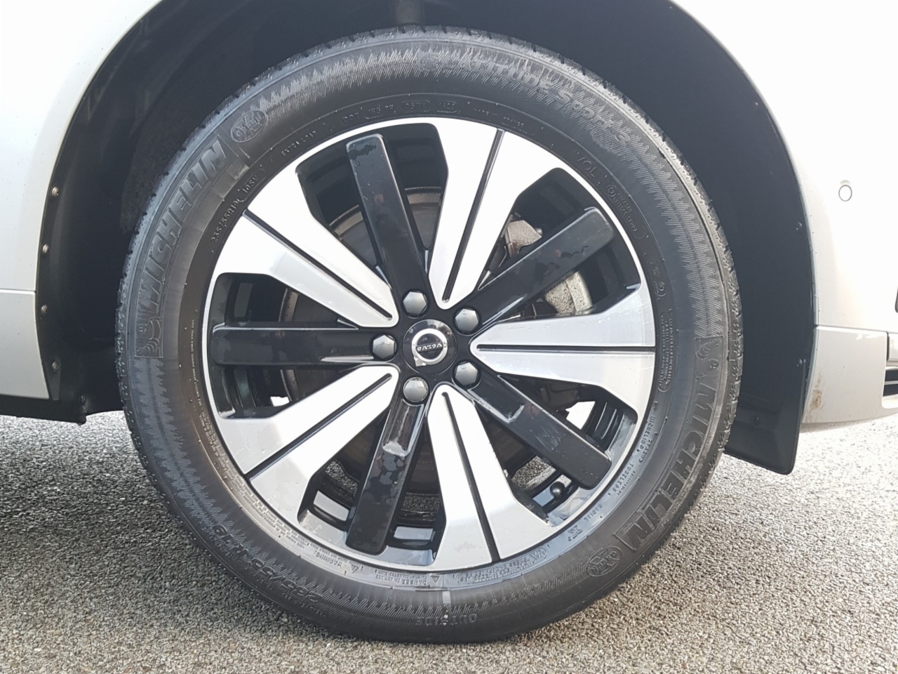 Volvo XC60 T6 350bhp AWD PHEV Plus Bright (Two Year Warranty + Two Year Service Plan)