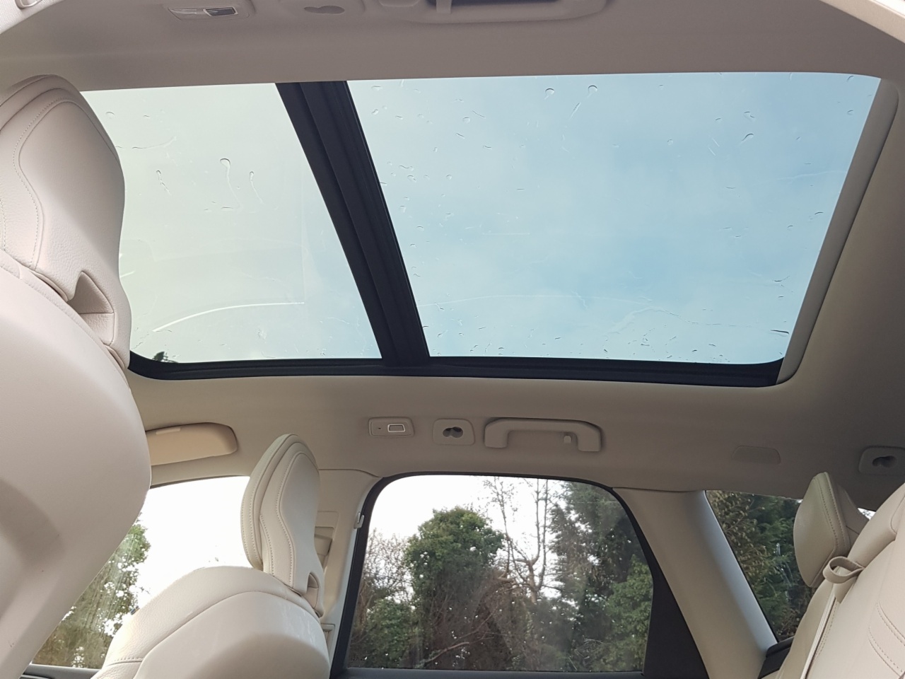 Volvo XC60 T6 350bhp AWD PHEV Plus Bright (Two Year Warranty + Two Year Service Plan)