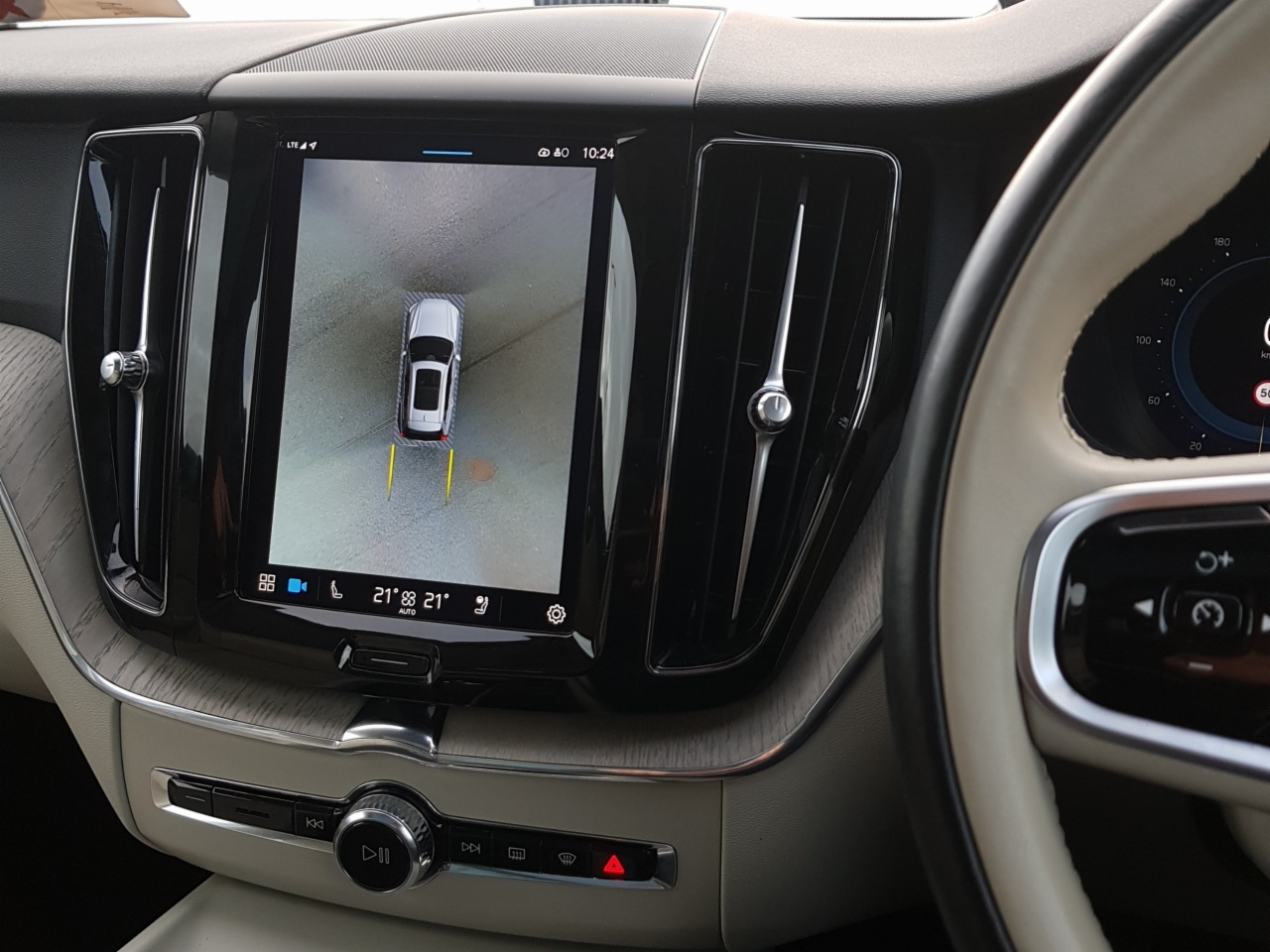 Volvo XC60 T6 350bhp AWD PHEV Plus Bright (Two Year Warranty + Two Year Service Plan)