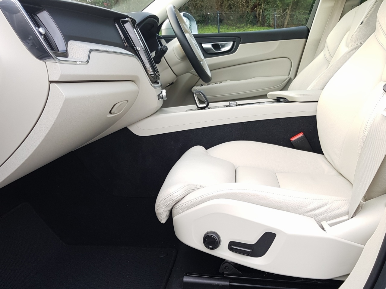 Volvo XC60 T6 350bhp AWD PHEV Plus Bright (Two Year Warranty + Two Year Service Plan)