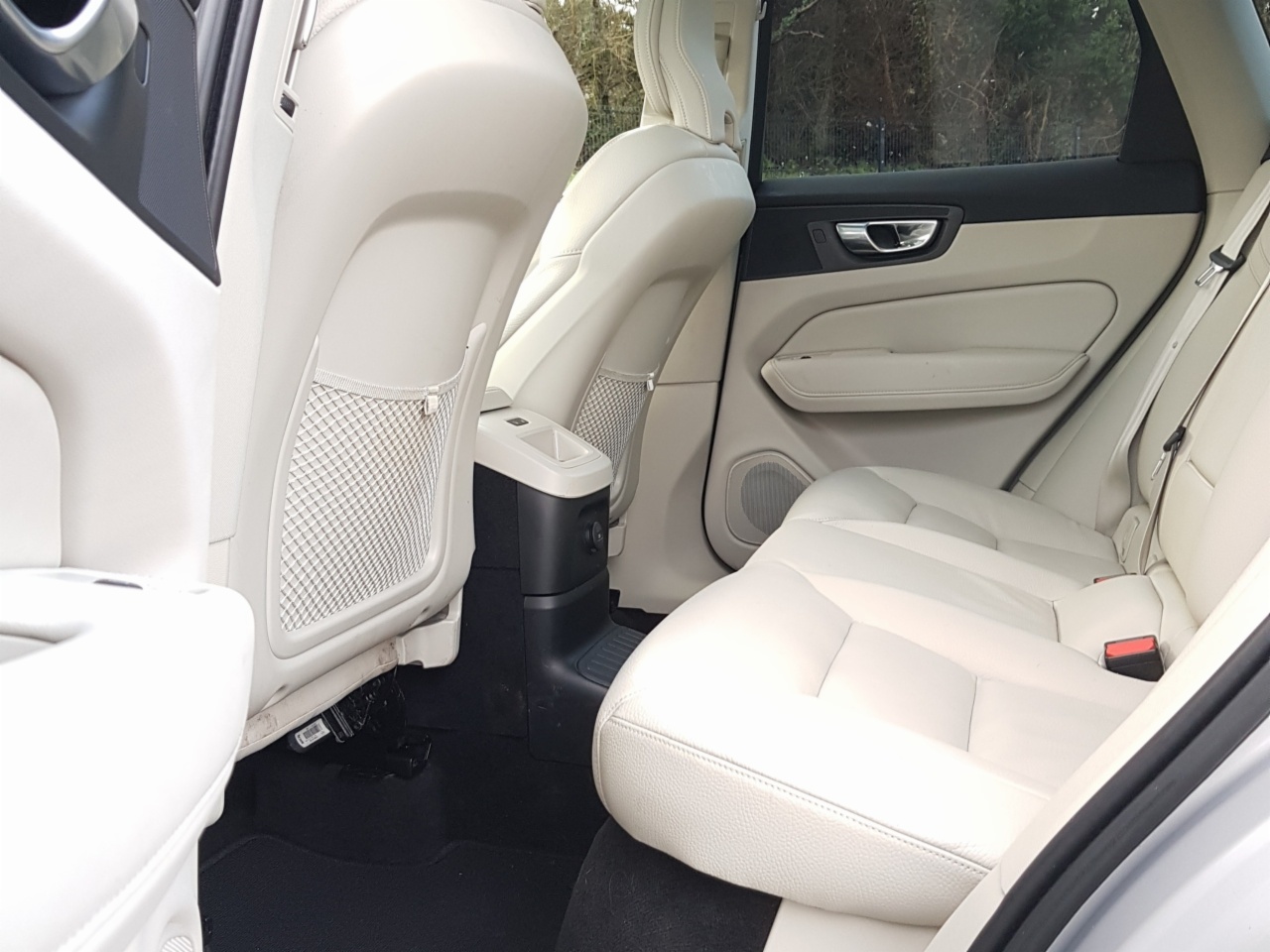 Volvo XC60 T6 350bhp AWD PHEV Plus Bright (Two Year Warranty + Two Year Service Plan)