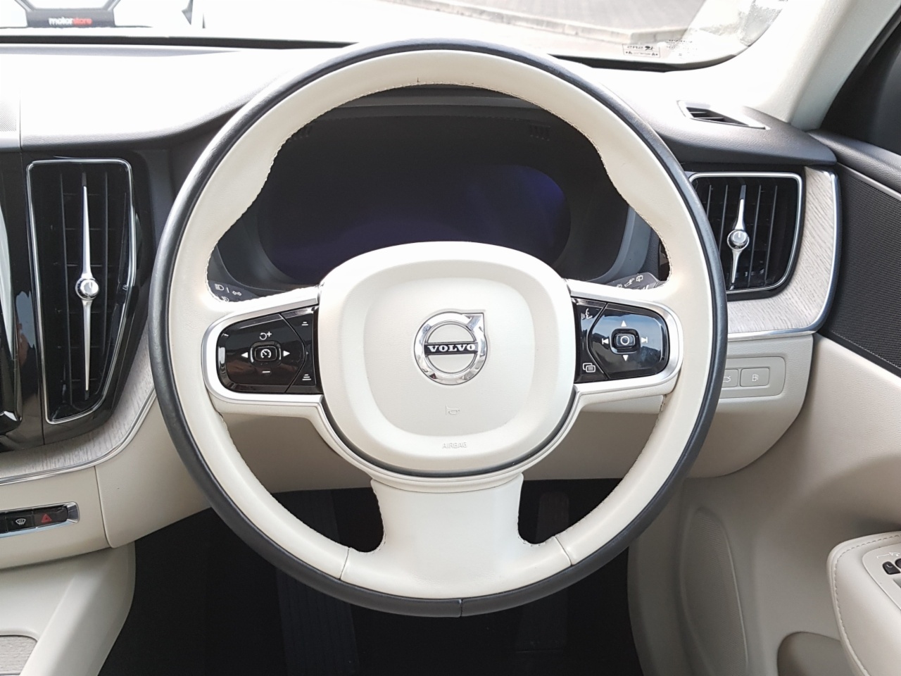 Volvo XC60 T6 350bhp AWD PHEV Plus Bright (Two Year Warranty + Two Year Service Plan)