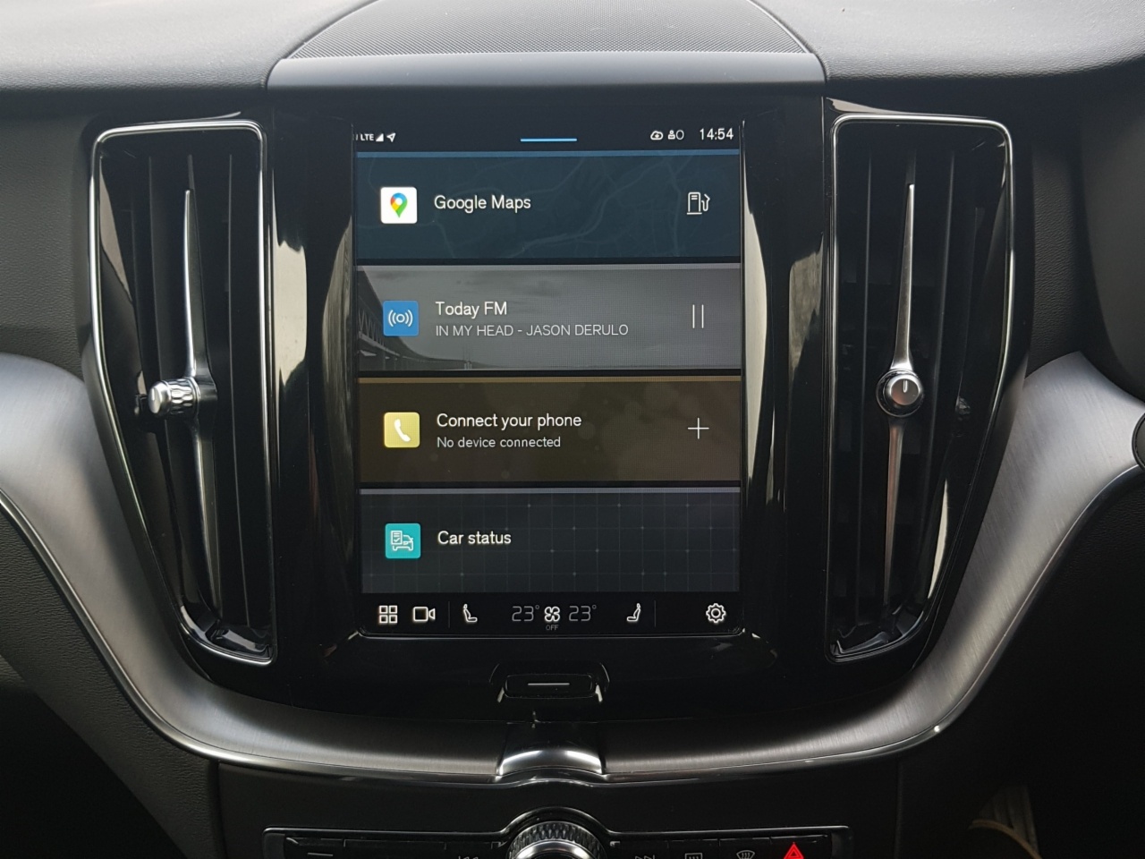 Volvo XC60 B4 197bhp Diesel  MHEV Momentum  (Two Year Volvo  Selekt Warranty + Two  Year Volvo Service  Plan)