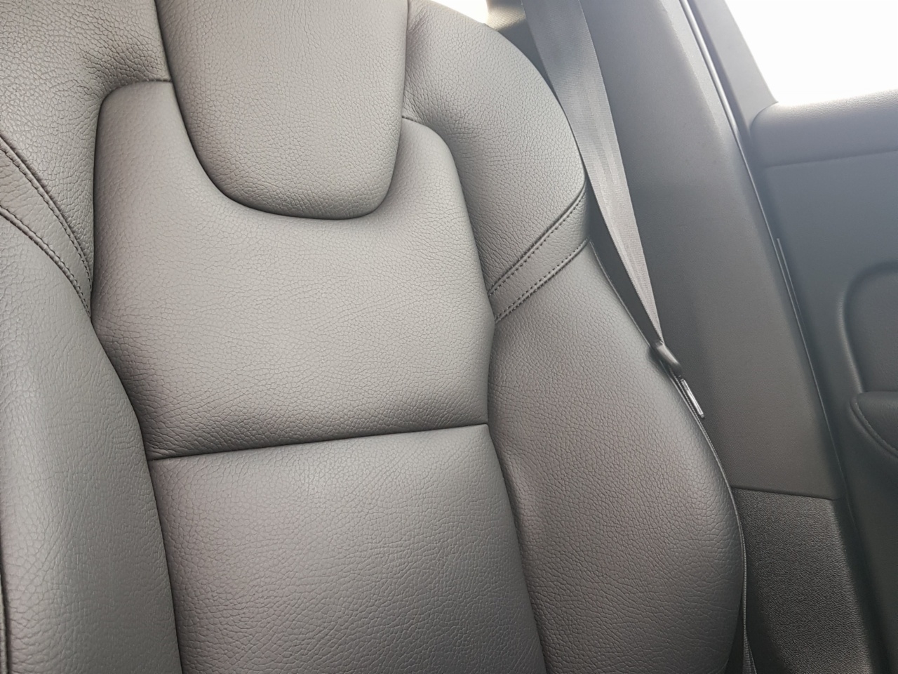 Volvo XC60 B4 197bhp Diesel  MHEV Momentum  (Two Year Volvo  Selekt Warranty + Two  Year Volvo Service  Plan)