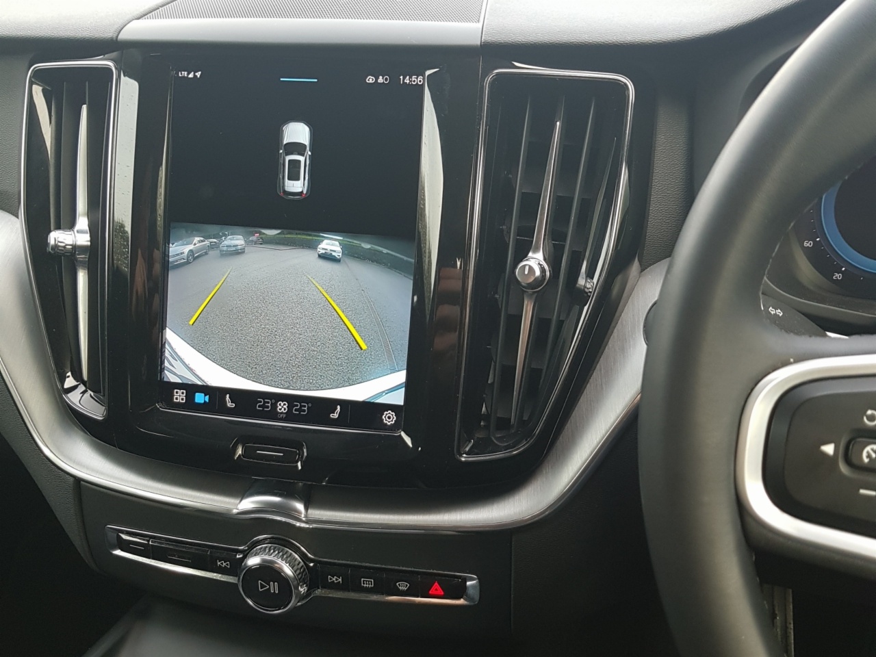 Volvo XC60 B4 197bhp Diesel  MHEV Momentum  (Two Year Volvo  Selekt Warranty + Two  Year Volvo Service  Plan)