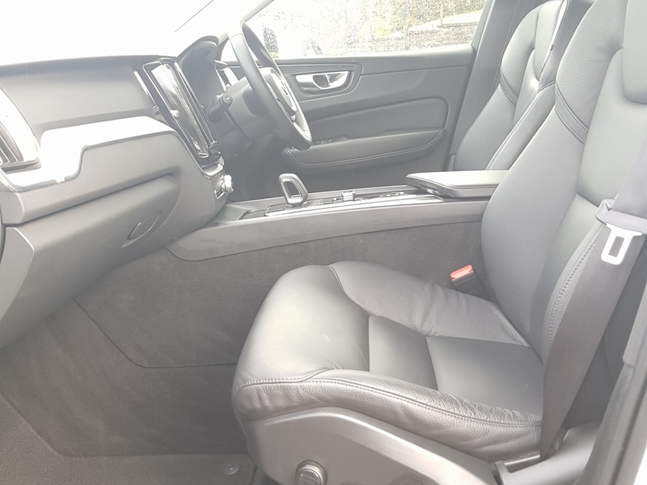 Volvo XC60 B4 197bhp Diesel  MHEV Momentum  (Two Year Volvo  Selekt Warranty + Two  Year Volvo Service  Plan)