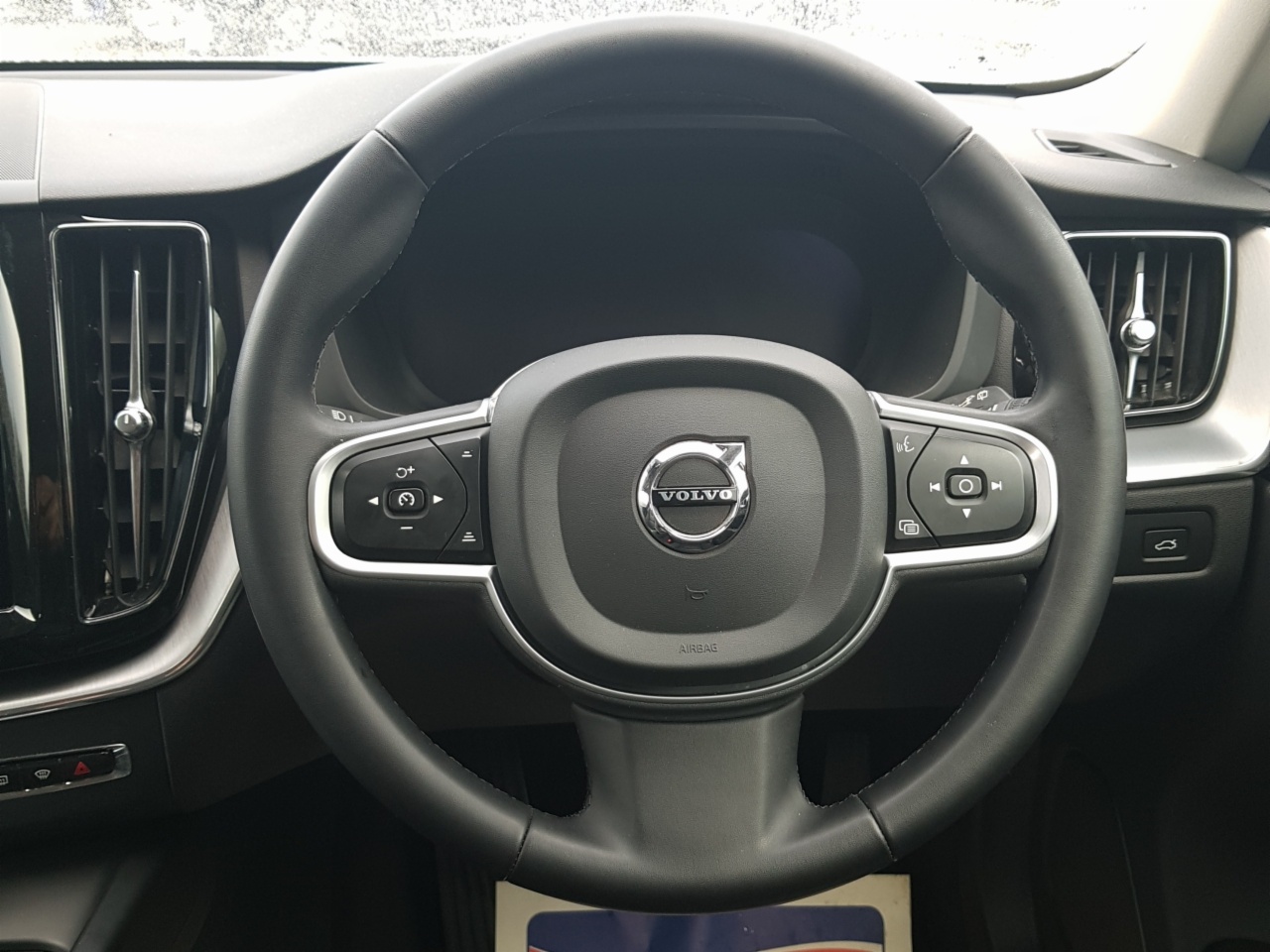 Volvo XC60 B4 197bhp Diesel  MHEV Momentum  (Two Year Volvo  Selekt Warranty + Two  Year Volvo Service  Plan)