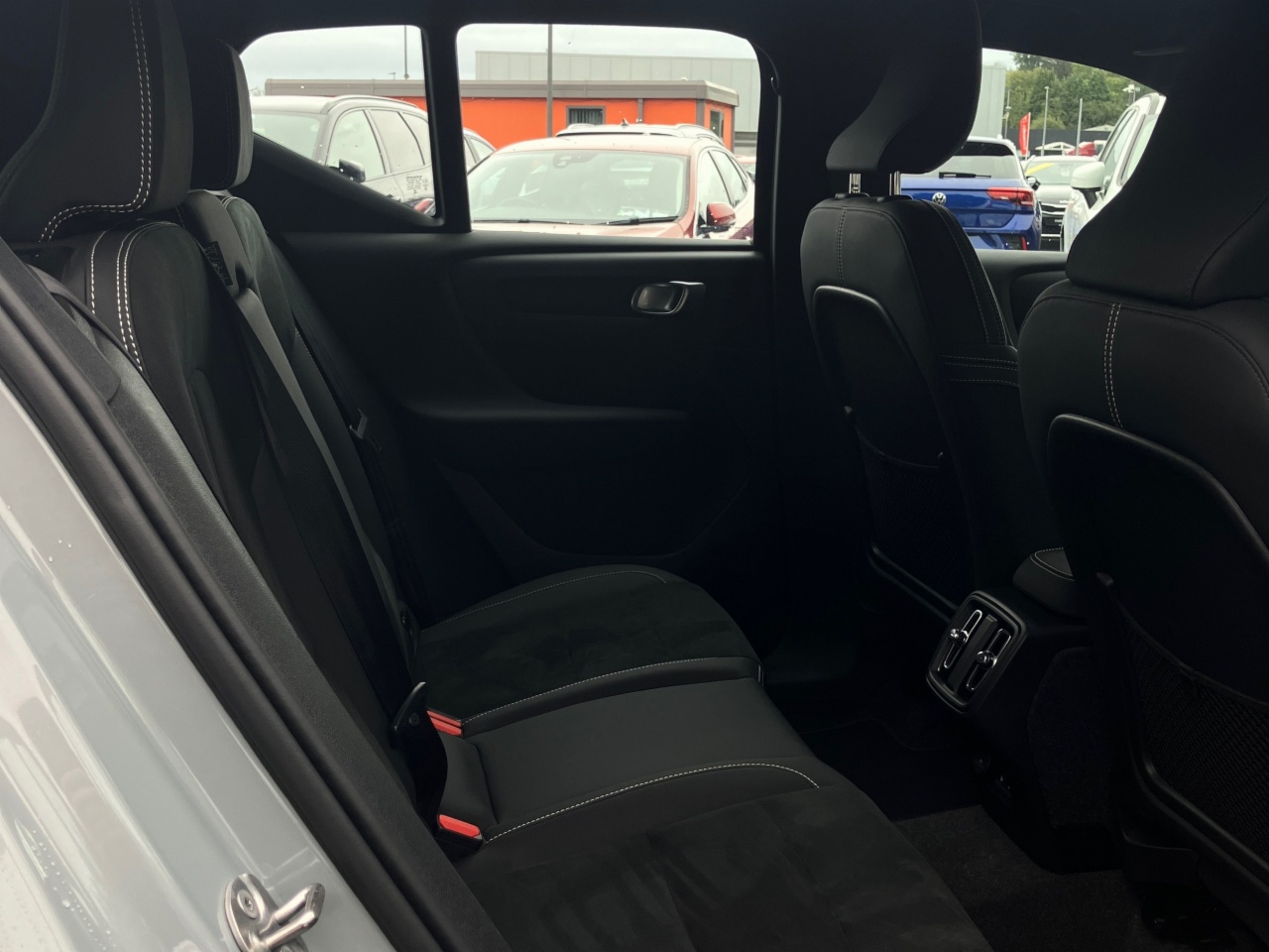 Volvo XC40 B3 163bhp MHEV Plus Dark - Vapour Grey