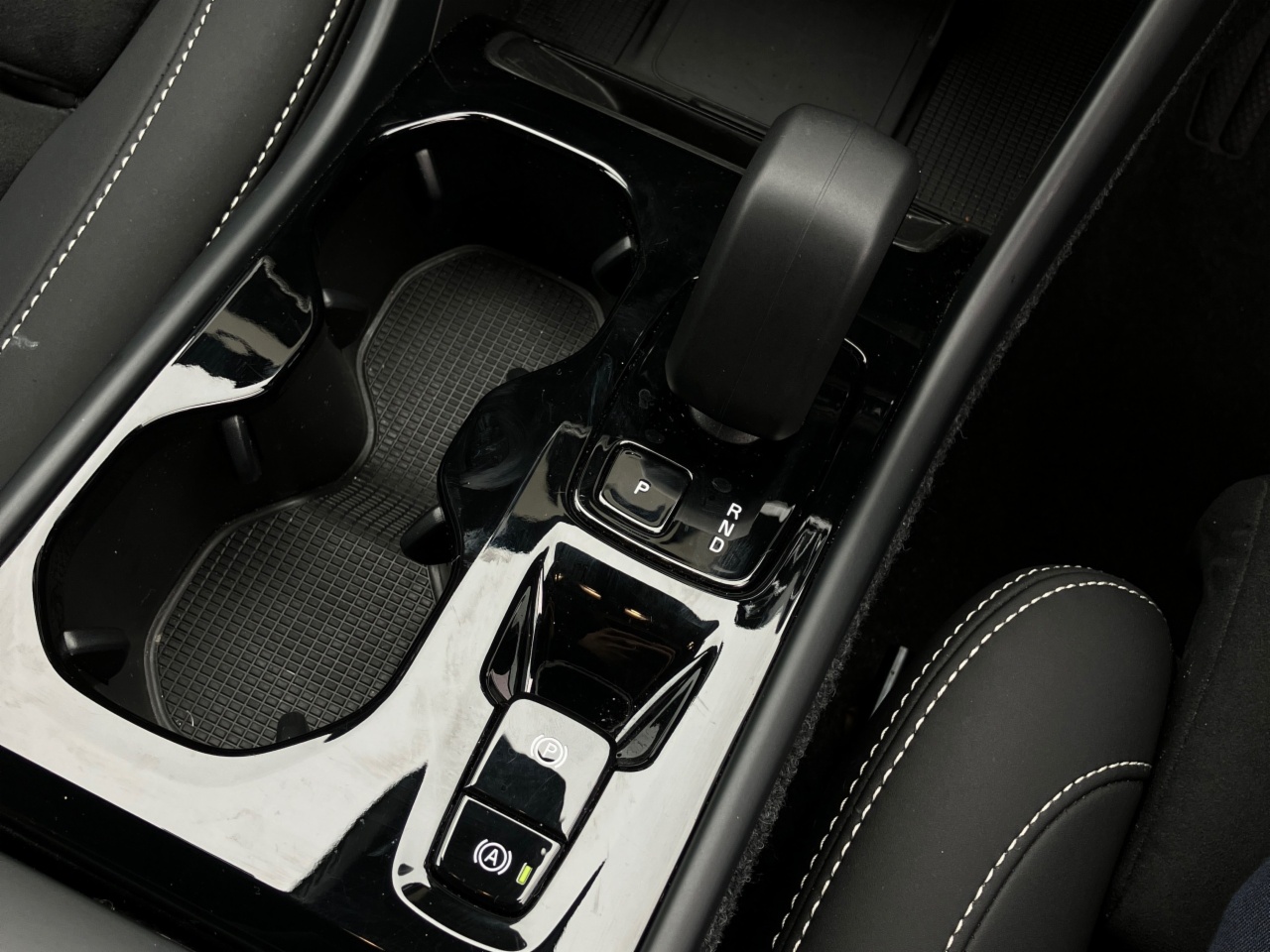 Volvo XC40 B3 163bhp MHEV Plus Dark - Forest Lake