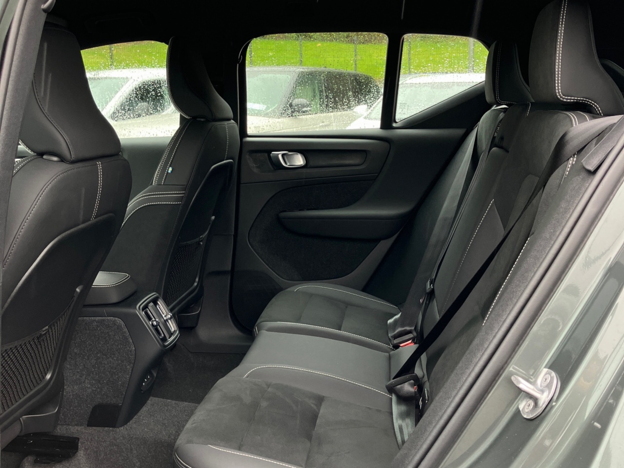 Volvo XC40 B3 163bhp MHEV Plus Dark - Forest Lake